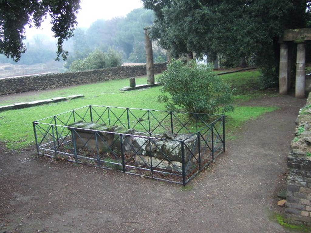 VIII.7.31 Pompeii. December 2005. Altars, west side.