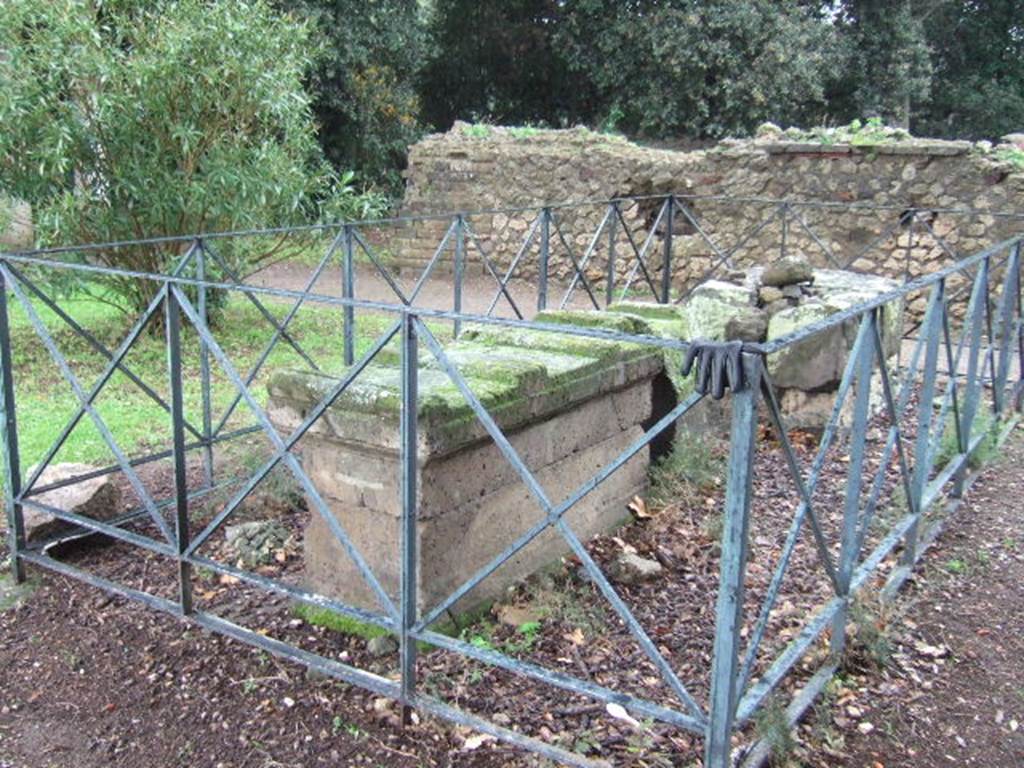 VIII.7.31 Pompeii. December 2005. Altars, west and north sides, looking south-east.