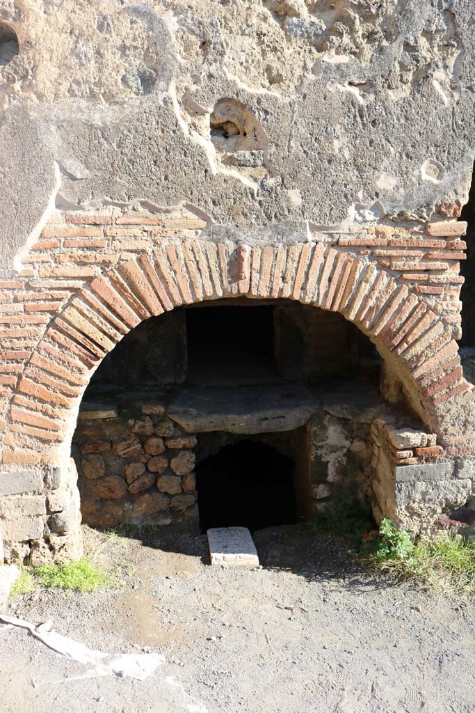 IX.1.3/33 Pompeii. December 2018. Detail of oven. Photo courtesy of Aude Durand.