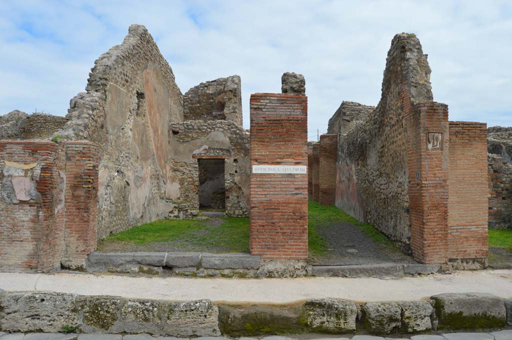 IX.1.4, on left, and IX.1.5, on right, Pompeii. March 2018. Looking east towards entrance doorways on Via Stabiana.
Foto Taylor Lauritsen, ERC Grant 681269 DÉCOR.