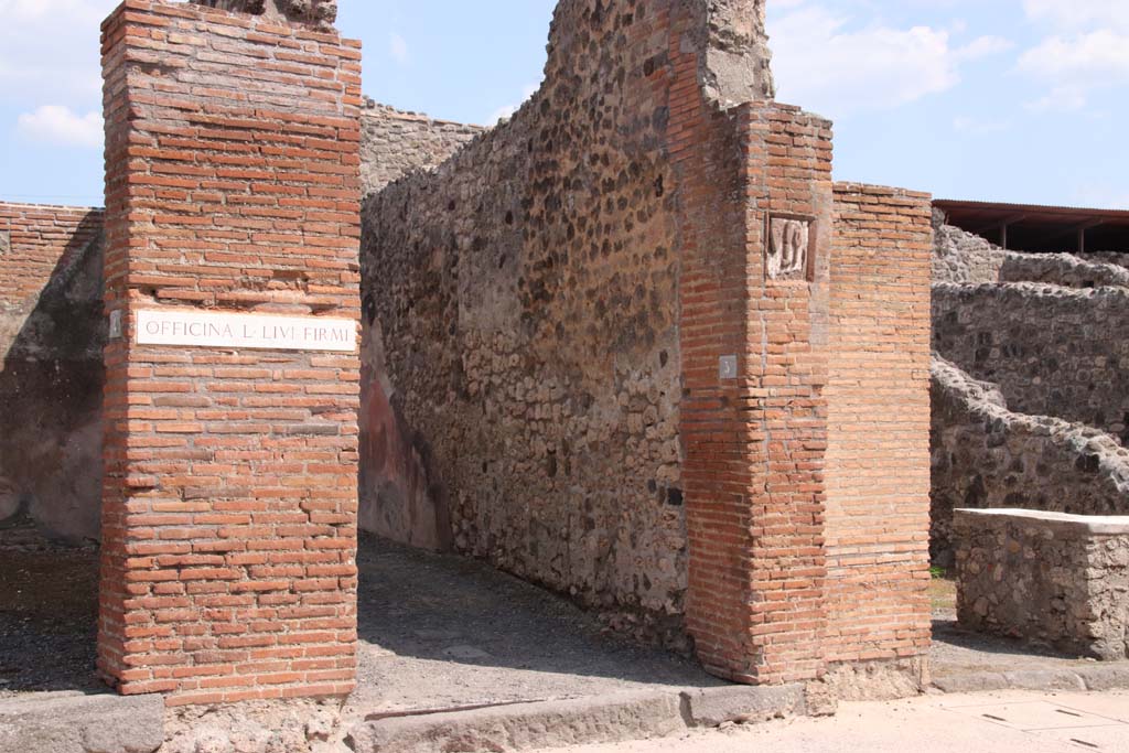 IX.1.5 Pompeii. September 2021.
Looking towards south wall of entrance corridor, and tufa plaque in south pilaster. Photo courtesy of Klaus Heese.