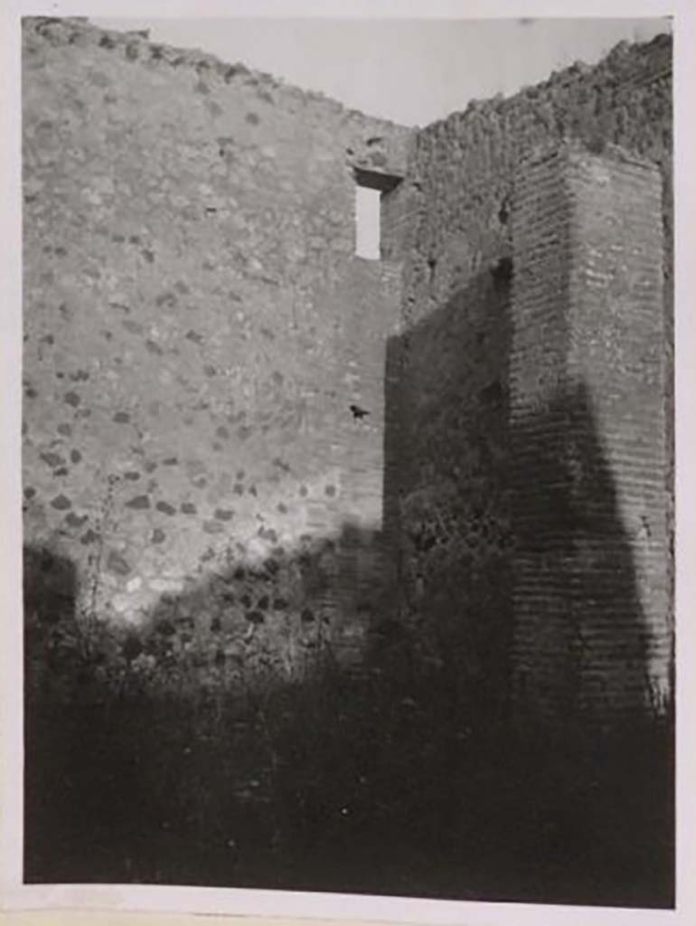 IX.1.5 Pompeii. Pre-1943.
Looking towards south-east corner of workshop, with window taking its light from the garden of IX.1.20.
Photo by Tatiana Warscher.
See Warscher, T. Codex Topographicus Pompeianus, IX.1. (1943), Swedish Institute, Rome. (No.23), p. 40.