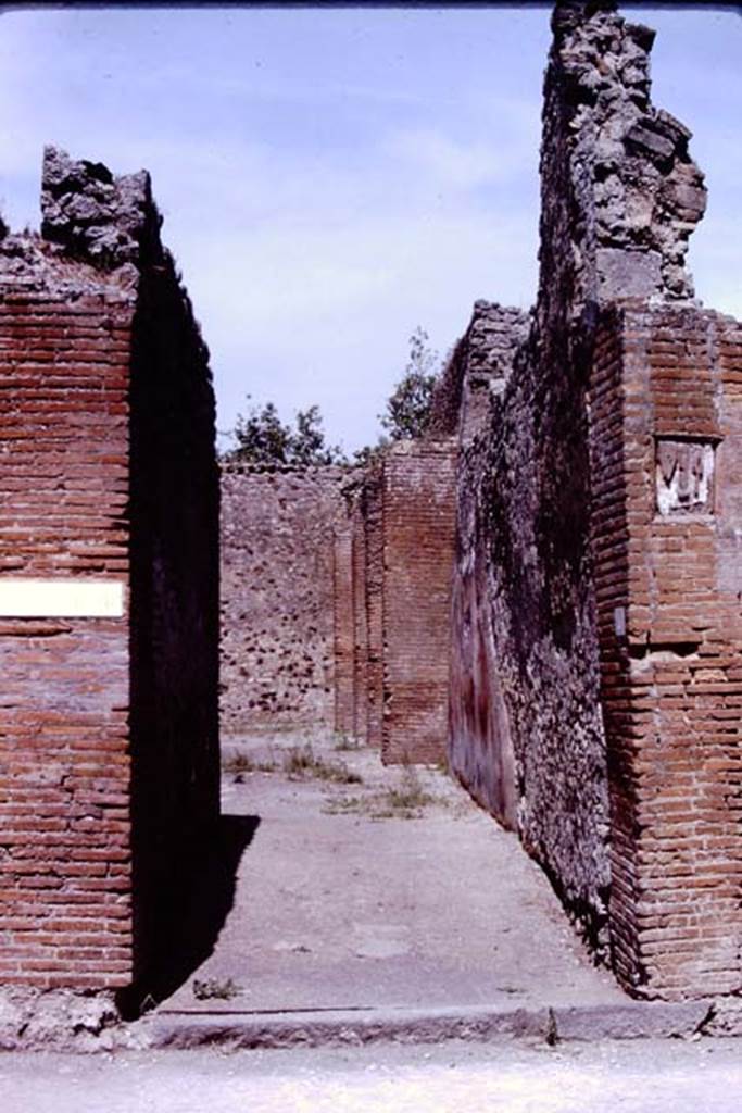 IX.1.5 Pompeii. 1966. Entrance doorway with plaque. Photo by Stanley A. Jashemski.
Source: The Wilhelmina and Stanley A. Jashemski archive in the University of Maryland Library, Special Collections (See collection page) and made available under the Creative Commons Attribution-Non Commercial License v.4. See Licence and use details.
J66f0476