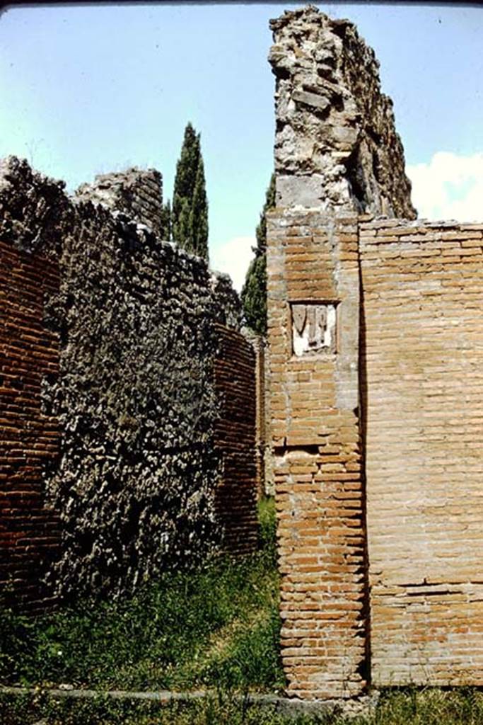 IX.1.5 Pompeii. 1959. Entrance doorway and plaque for toolmakers. Photo by Stanley A. Jashemski.
Source: The Wilhelmina and Stanley A. Jashemski archive in the University of Maryland Library, Special Collections (See collection page) and made available under the Creative Commons Attribution-Non Commercial License v.4. See Licence and use details.
J59f0114