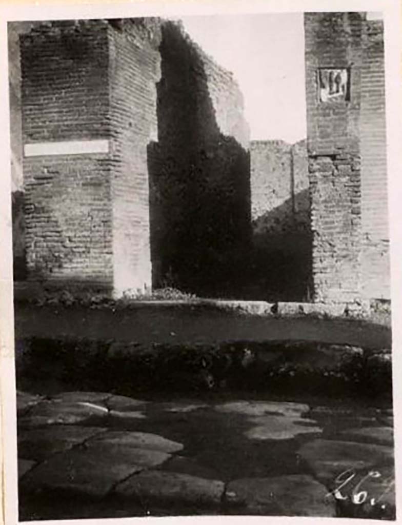 IX.1.5 Pompeii. Pre-1943. Looking towards plaque on south side of entrance doorway on Via Stabiana.
Photo by Tatiana Warscher.
See Warscher, T. Codex Topographicus Pompeianus, IX.1. (1943), Swedish Institute, Rome. (No.19), p. 33.