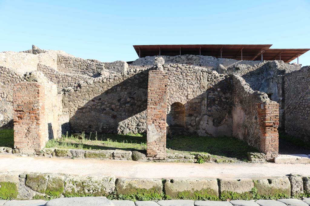 IX.1.10 Pompeii, on left, and linked to IX.1.11, on right. December 2018.
Entrance doorways on Via Stabiana. Photo courtesy of Aude Durand.