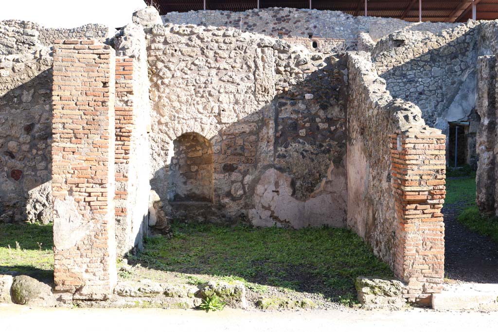 IX.1.11 Pompeii. December 2018. Looking east to entrance doorway. Photo courtesy of Aude Durand.