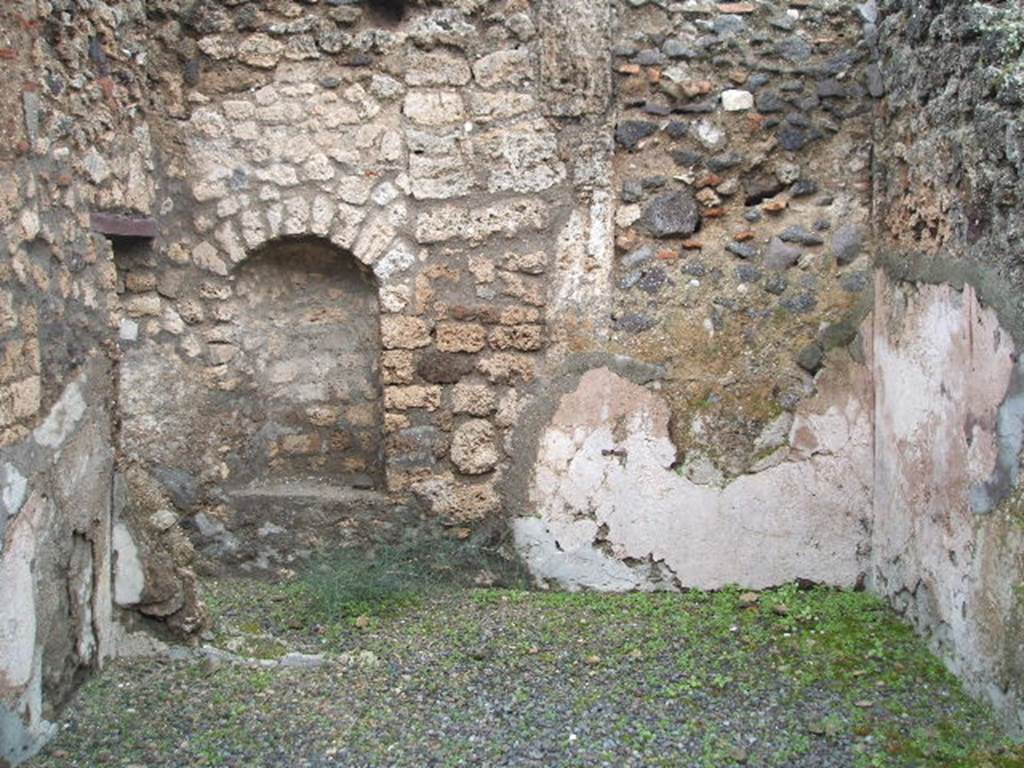 IX.1.11 Pompeii. December 2004. Rear, east wall of shop with arched niche. According to PPP, the walls were plastered with cocciopesto and a violet/dark red vertical stripe can be seen on the south wall, on the right. See Bragantini, de Vos, Badoni, 1986. Pitture e Pavimenti di Pompei, Parte 3. Rome: ICCD. (p.386).
For the list of bronze, iron,terracotta, glass, bone and amphorae found in this shop, and linked to IX.1.11, See Gallo, A (2001). Pompei, L’Insula I della Regione IX, Settore Occidentale (p.61), in SAP book no. 1 (L’Erma di Bretschneider).