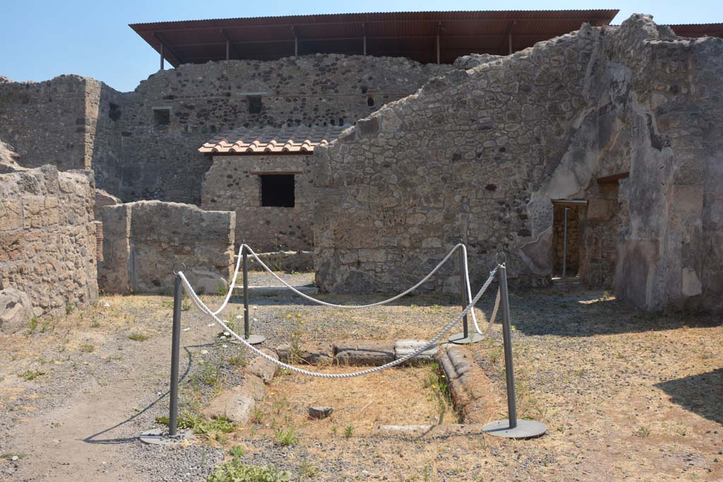 IX.1.12 Pompeii. July 2017. Looking east across atrium with doorway to peristyle garden, centre left.
Foto Annette Haug, ERC Grant 681269 DÉCOR.