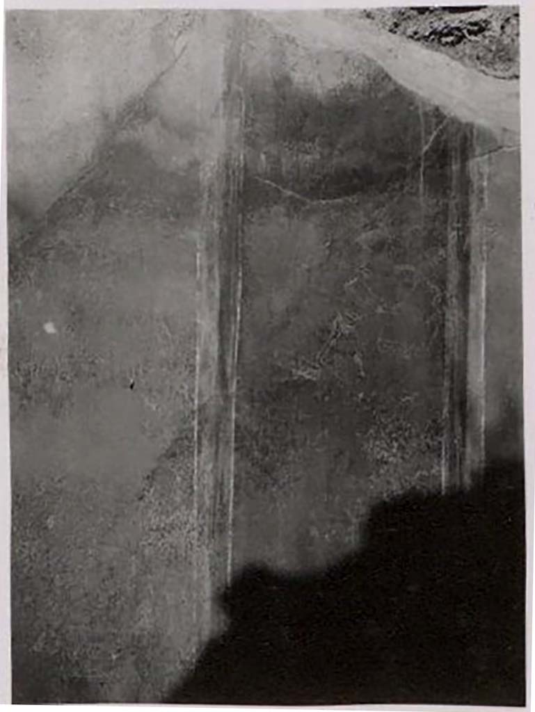 IX.1.12 Pompeii. Pre-1943. Photo by Tatiana Warscher.
According to Warscher, this is a photo of the graffito showing two gladiators.
It was found on the north wall of the small room on the south side of the peristyle.
See Warscher, T. Codex Topographicus Pompeianus, IX.1. (1943), Swedish Institute, Rome. (no.53), p. 83.