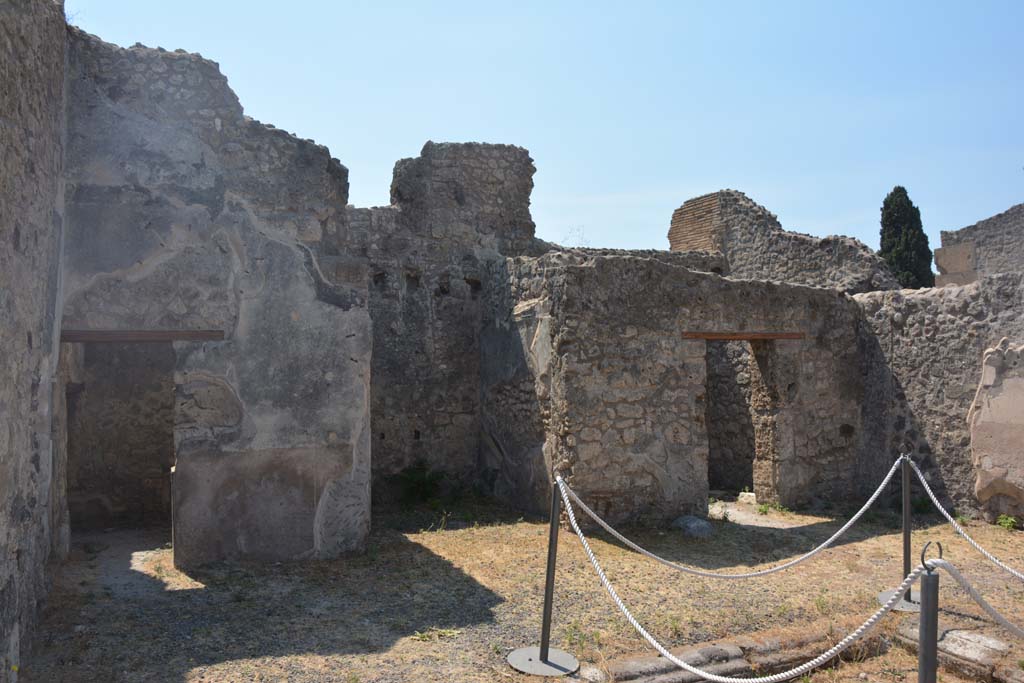 IX.1.12 Pompeii. July 2017. Looking west across south side of atrium.
Doorway to a cubiculum, on left, open doorway to small room or cupboard, in centre, and doorway to cubiculum, (on right).
Foto Annette Haug, ERC Grant 681269 DÉCOR