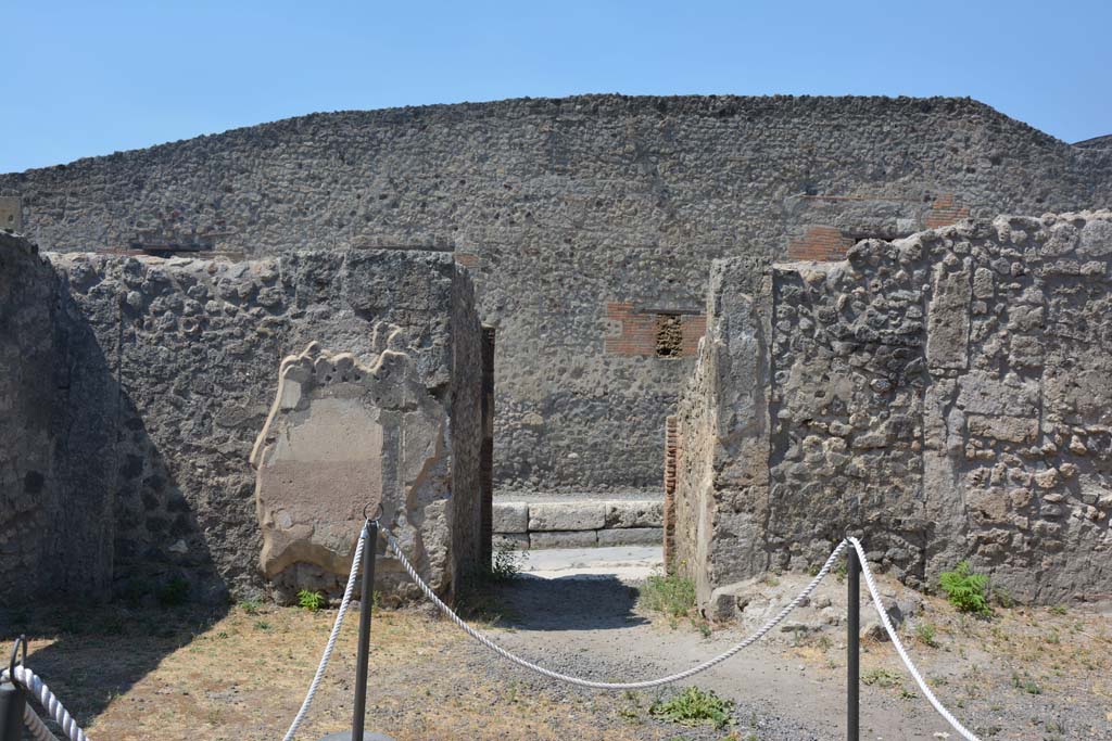 IX.1.12 Pompeii. July 2017. Looking west from atrium towards entrance doorway and Via Stabiana.
Foto Annette Haug, ERC Grant 681269 DÉCOR.