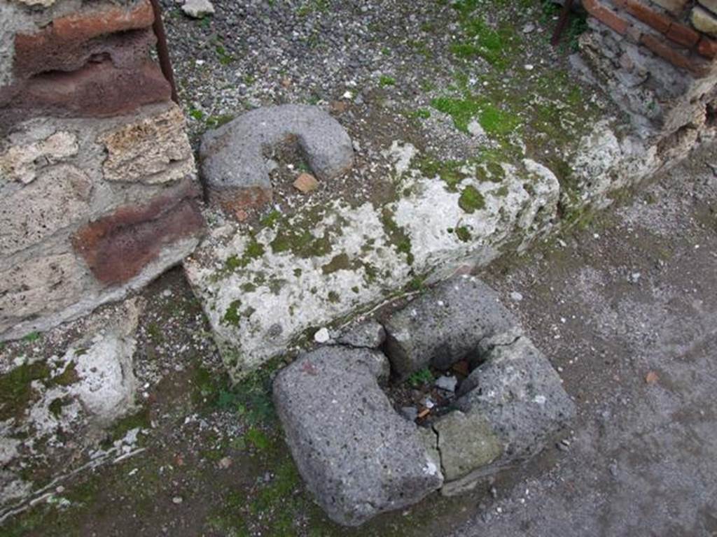 IX.1.13 Pompeii. December 2007. Step at entrance. The threshold of fragmented calcareous blocks was 0.30m wide: two lava blocks, with circular hole centrally placed inside and outside of the threshold, had the function of supporting the post for closing the door.
See Gallo, A: L’insula I della Regione IX, Settore Occidentale, in Studi della Soprintendenza archeologica di Pompei, no. I, 2001, (p.53)
