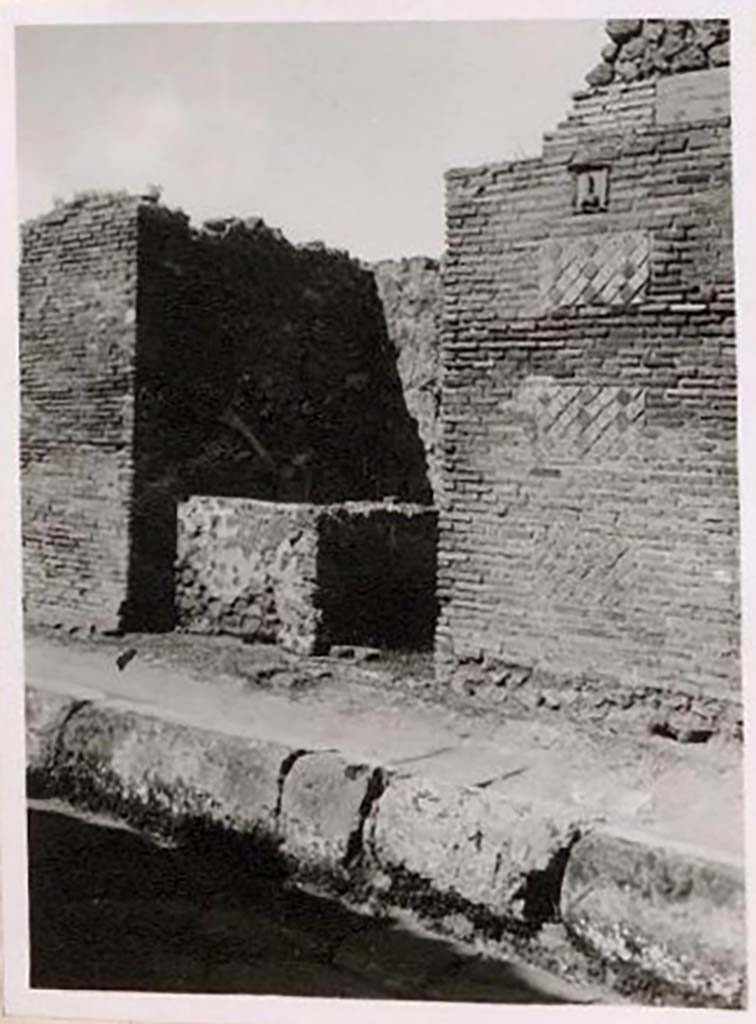 IX.1.13 Pompeii. Pre-1943. Looking towards entrance on east side of Via Stabiana. Photo by Tatiana Warscher.
See Warscher, T. Codex Topographicus Pompeianus, IX.1. (1943), Swedish Institute, Rome. (no.55), p. 88.