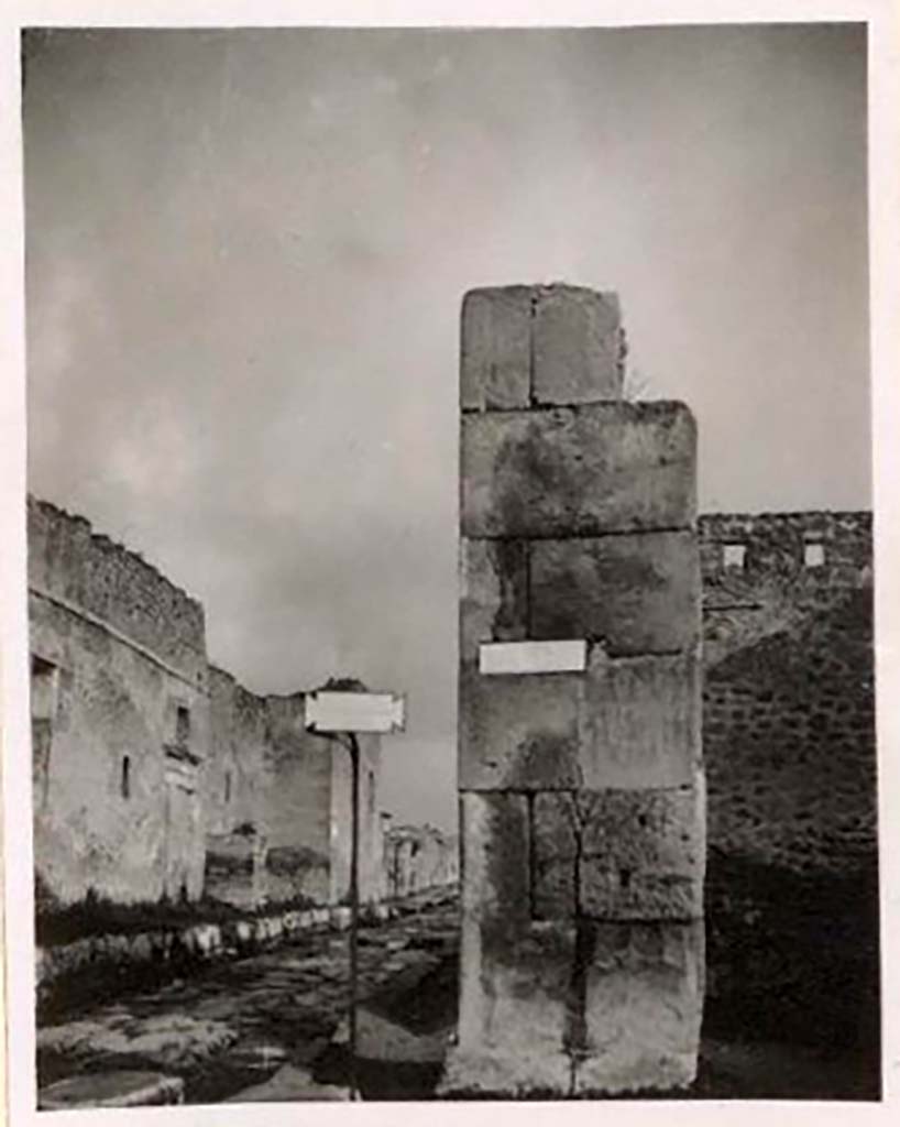 IX.1.16 Pompeii. Pre-1943. Photo by Tatiana Warscher. Looking north to pilaster on Via dell’Abbondanza. 
On the left is the side entrance of the Stabian Baths, on Via Stabiana.
See Warscher, T. Codex Topographicus Pompeianus, IX.1. (1943), Swedish Institute, Rome. (no.60), p. 92.
