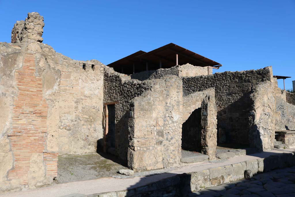 IX.1.17 Pompeii, on left. December 2018.
Looking towards entrances, with IX.1.18, IX.1.19, and IX.1.20, on right. Photo courtesy of Aude Durand.