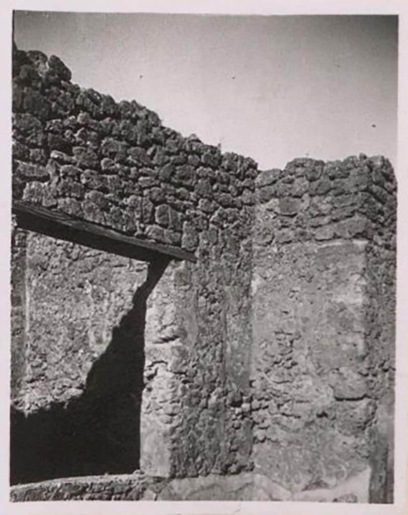 IX.1.18 Pompeii. Pre-1943. Photo by Tatiana Warscher.
According to Warscher –
this is a photo of a large aperture between the yard (which used to be the atrium), and room, where the workers probably worked (which used to be the triclinium).
See Warscher, T. Codex Topographicus Pompeianus, IX.1. (1943), Swedish Institute, Rome. (no.68), p. 109.