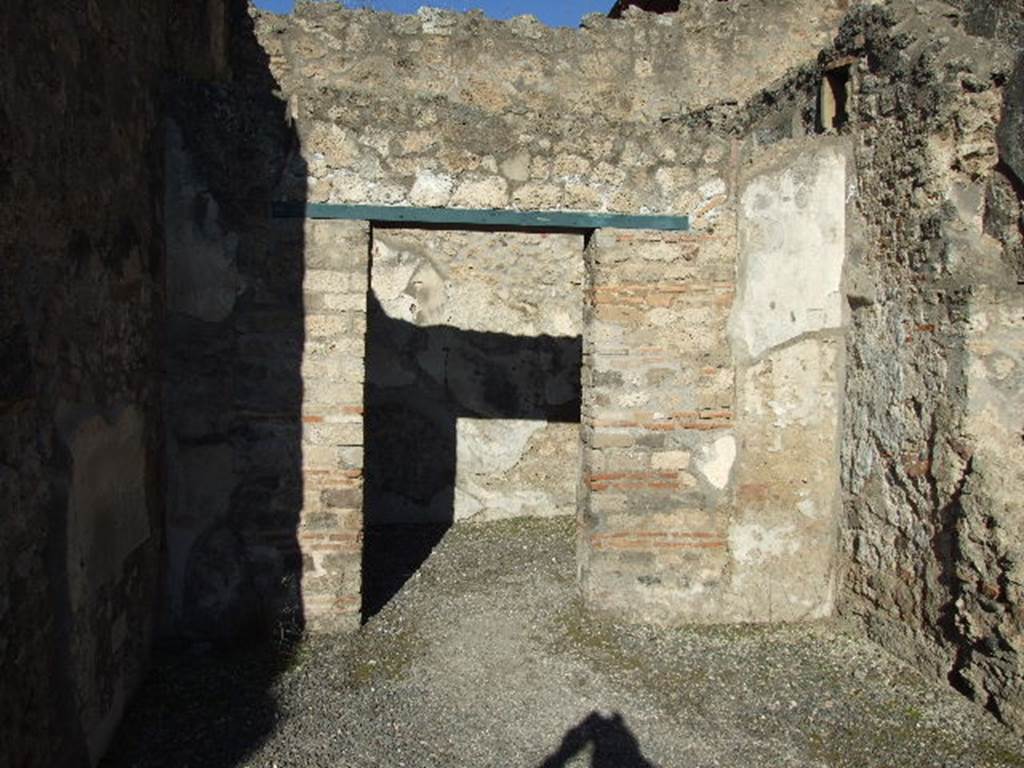 IX.1.18 Pompeii. December 2006. Looking north across area that would have been an open tablinum, to doorway to cubiculum.