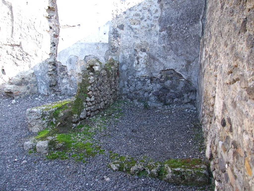 IX.1.18 Pompeii. December 2006. Remains of cubiculum, on east side of yard.