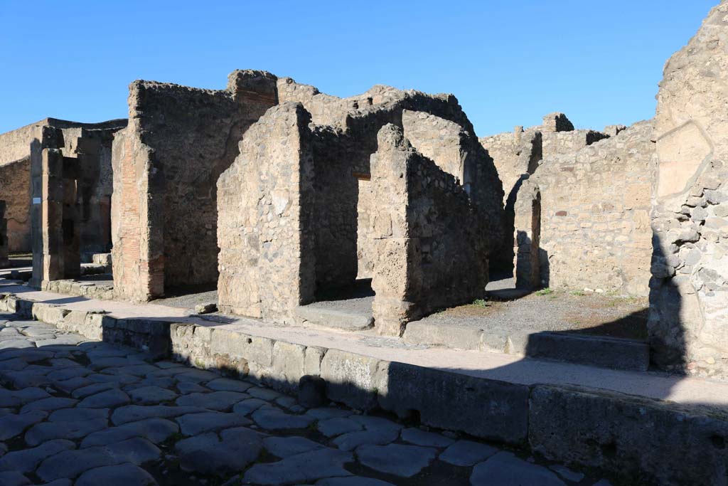 IX.1.19, Pompeii, on right. December 2018.
Looking west along north side of Via dell’Abbondanza, towards junction with Via Stabiana, on left. Photo courtesy of Aude Durand.