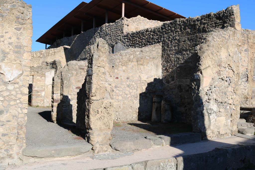 IX.1.19 Pompeii, on right. December 2018.
Looking north-east towards entrance doorway, with IX.1.18, on left. Photo courtesy of Aude Durand.