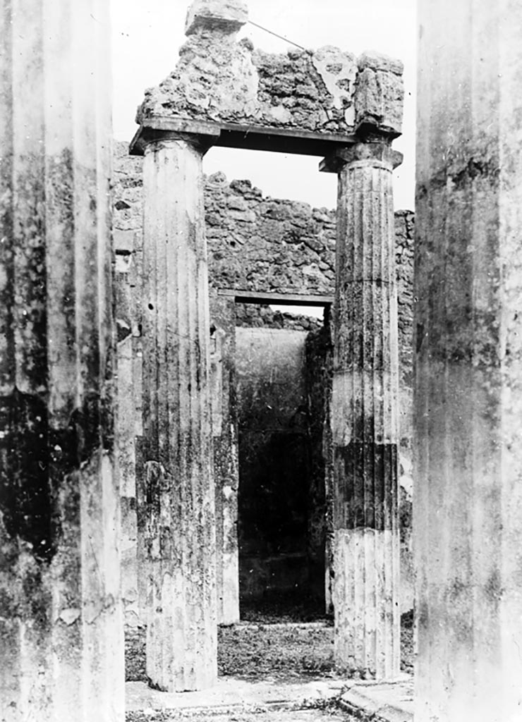 IX.1.20 Pompeii. W.335. Looking east across impluvium in atrium, towards doorway to room 5.
Photo by Tatiana Warscher. Warscher wrote that “only a small part of the epistyle remained.”
Photo © Deutsches Archäologisches Institut, Abteilung Rom, Arkiv.
