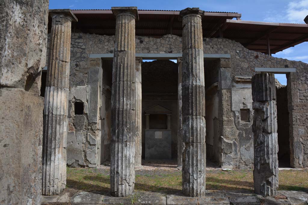 IX.1.20 Pompeii. September 2019. Room 2, looking east across impluvium in atrium towards east ala 6.
Foto Annette Haug, ERC Grant 681269 DÉCOR