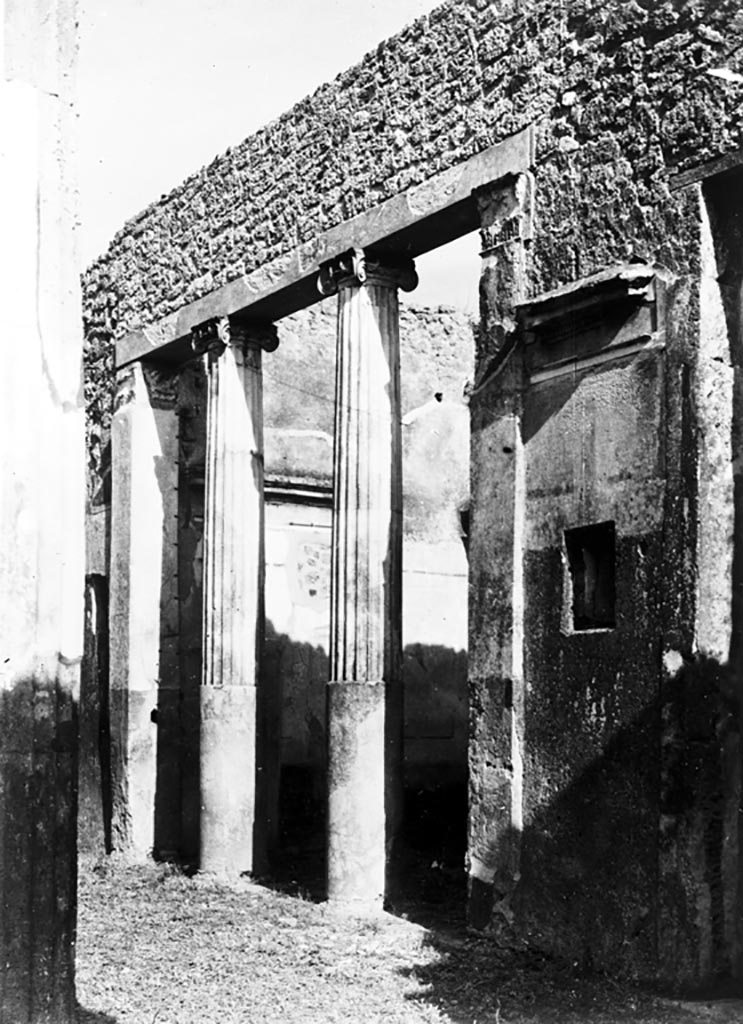IX.1.20 Pompeii. W.336. Room 2, looking north-east towards ala on east side of atrium.
Photo by Tatiana Warscher. Photo © Deutsches Archäologisches Institut, Abteilung Rom, Arkiv.