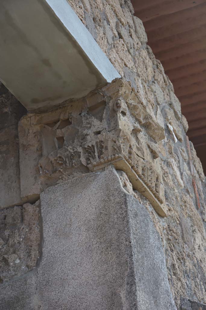IX.1.20 Pompeii. September 2019. Room 2, east side of atrium.
Figured capital from south-eastern corner of east ala 6, consisting of a bust above a band of acanthus (damaged).
Foto Annette Haug, ERC Grant 681269 DÉCOR