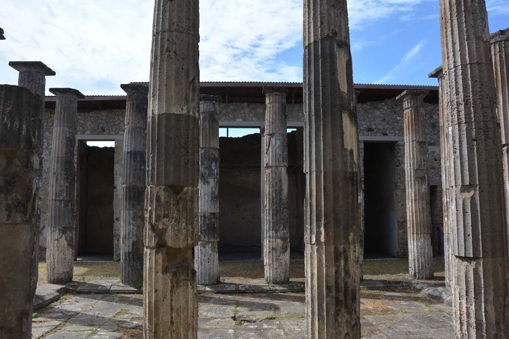 IX.1.20 Pompeii. September 2019. Room 2, looking west across impluvium in atrium towards west ala, from east ala.
Foto Annette Haug, ERC Grant 681269 DÉCOR