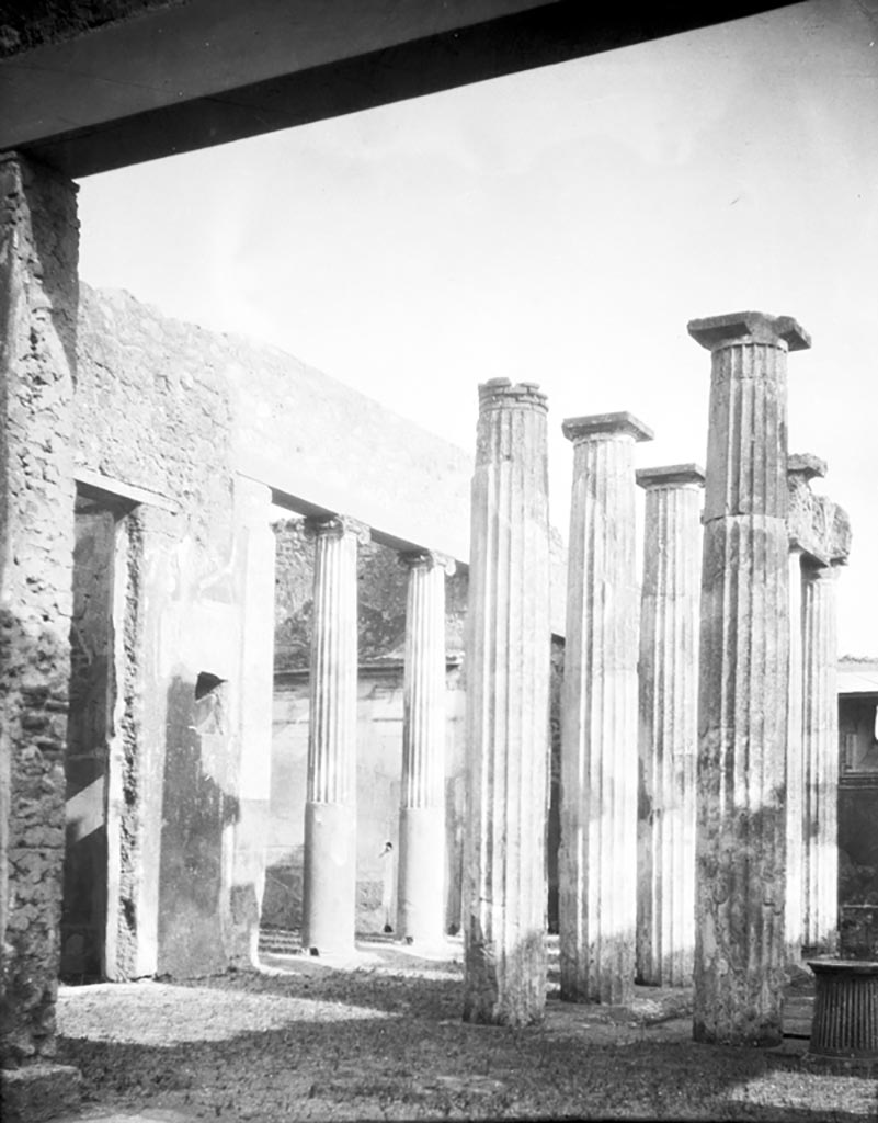 IX.1.20 Pompeii. W.1430. Room 2, looking south-east across east side of atrium from the tablinum.
Photo by Tatiana Warscher. Photo © Deutsches Archäologisches Institut, Abteilung Rom, Arkiv.