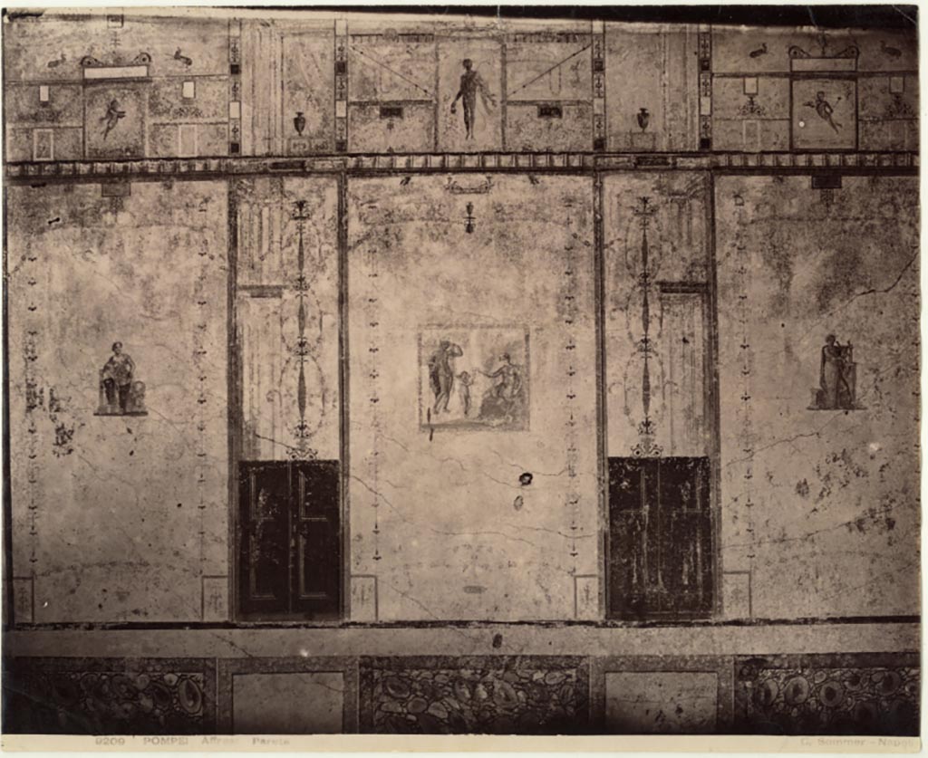 IX.1.20 Pompeii. Room 9, east wall of triclinium.
Photograph numbered 9209 by Giorgio Sommer (1834-1914), (n. 9209 -POMPEI -Affresco Parete).
Public domain, via Wikimedia Commons