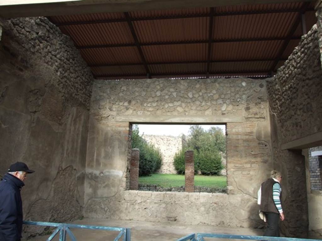 IX.1.20 Pompeii. December 2007. Room 10, tablinum, looking north towards garden.