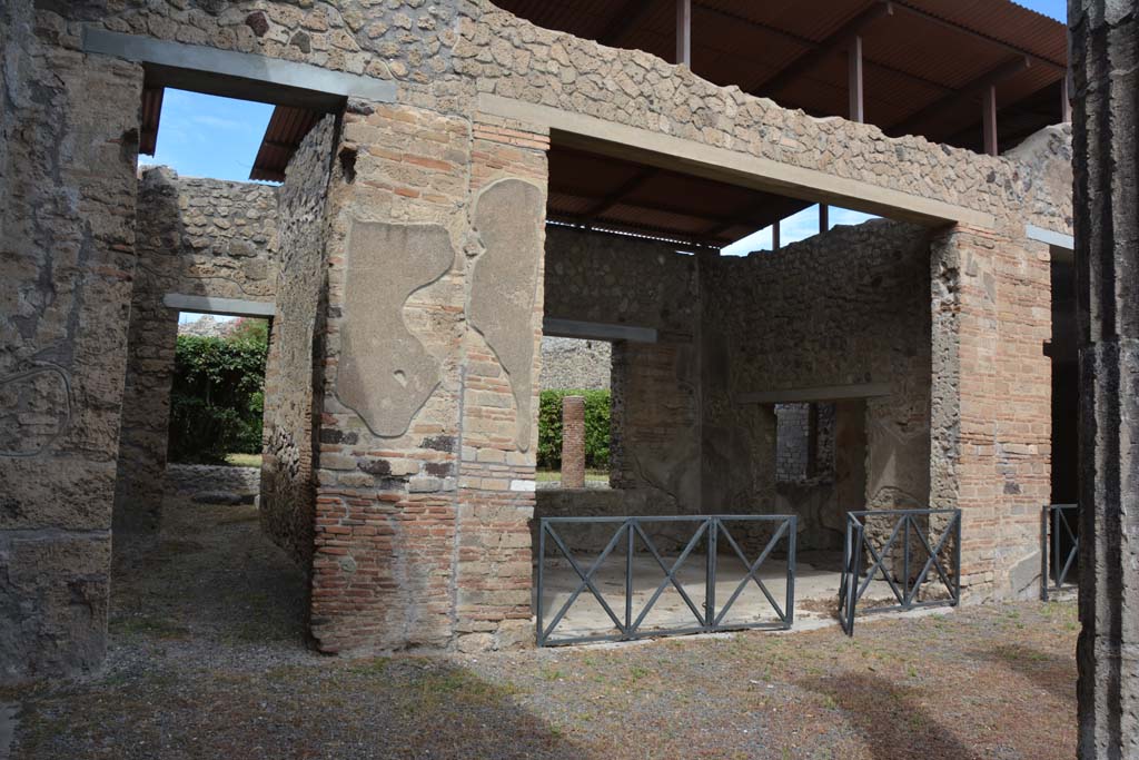 IX.1.20 Pompeii. September 2019. Room 2, north side of atrium, with corridor 11, on left, and doorway to tablinum 10, in centre.
Foto Annette Haug, ERC Grant 681269 DÉCOR