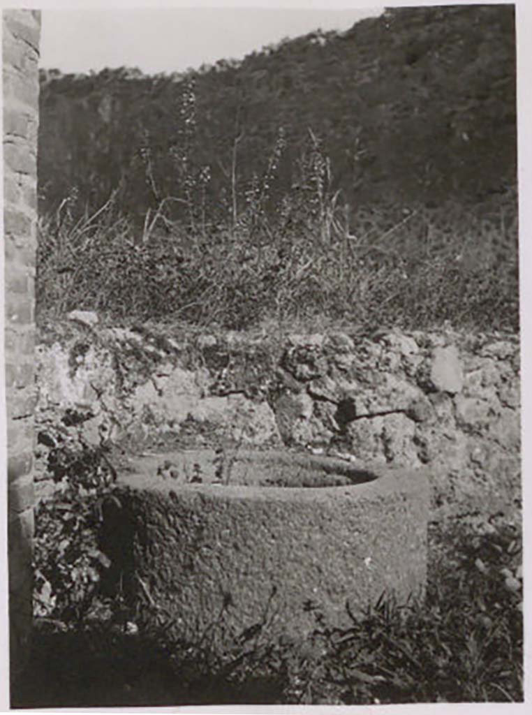 IX.1.20 Pompeii. Pre-1943. Lava puteal in garden area. Photo by Tatiana Warscher.
See Warscher, T. Codex Topographicus Pompeianus, IX.1. (1943), Swedish Institute, Rome. (no.103a), p. 180.