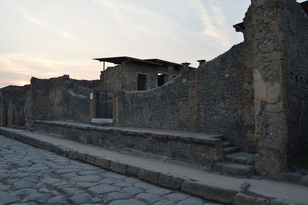 IX.1.20 Pompeii. October 2017. Looking west along podium outside front street façade.
Foto Taylor Lauritsen, ERC Grant 681269 DÉCOR.