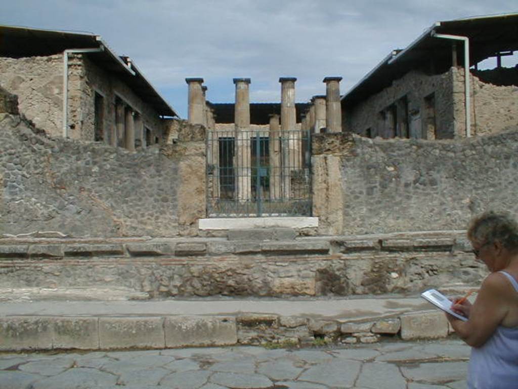 IX.1.20 Pompeii. September 2004. Entrance and podium.
For graffiti found on the wall between IX.1.19 and IX.1.20, see IX.1.19