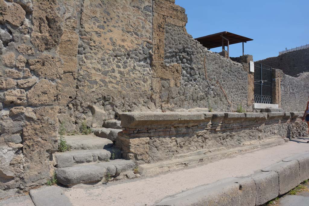 IX.1.20 Pompeii. July 2017. Front facade and podium on west side of entrance doorway.
Foto Annette Haug, ERC Grant 681269 DÉCOR