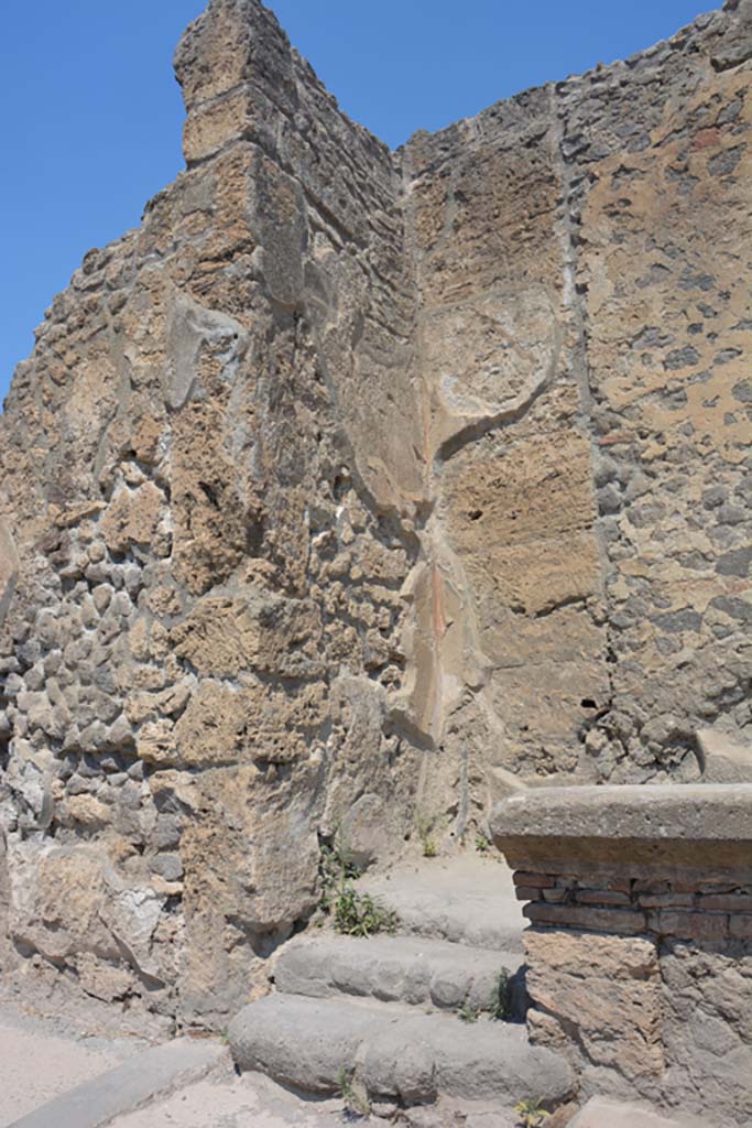 IX.1.20 Pompeii. July 2017. Looking towards entrance steps at west end of podium.
Foto Annette Haug, ERC Grant 681269 DÉCOR