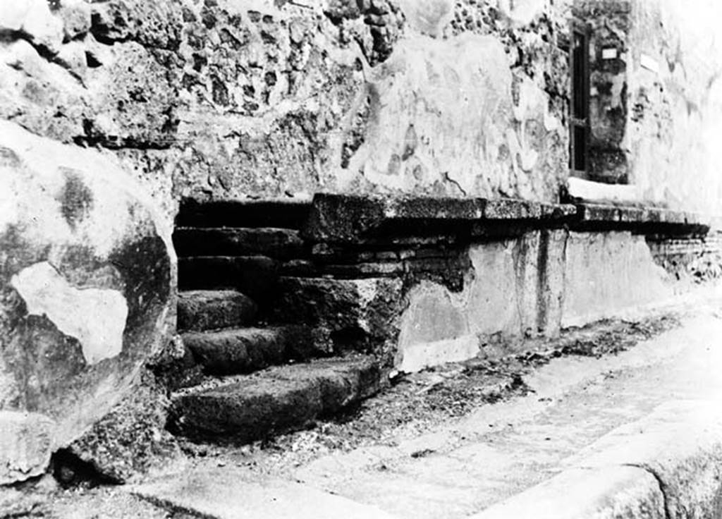 IX.1.20 Pompeii. W.332. Looking east along podium towards entrance doorway on Via dell’Abbondanza.
Photo by Tatiana Warscher. Photo © Deutsches Archäologisches Institut, Abteilung Rom, Arkiv.
