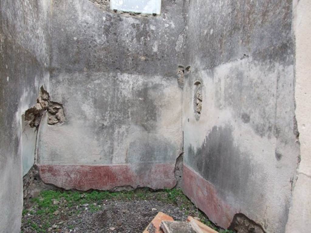 IX.1.22 Pompeii. December 2007. Room 5, looking east in cubiculum. According to Bragantini, the walls in this room would have had a low red dado. On the dado of the east and south walls, painted plants could be seen, separated by narrow white lines. The middle zone of the walls would have had green panels, separated by narrow white divisions with golden painted candelabra.The recess for the bed was in the north wall. On the east end of the north wall, a flying cupid was painted. The upper walls had faded.
See Bragantini, de Vos, Badoni, 1986. Pitture e Pavimenti di Pompei, Parte 3. Rome: ICCD. (p.400-401, room ‘g’)
