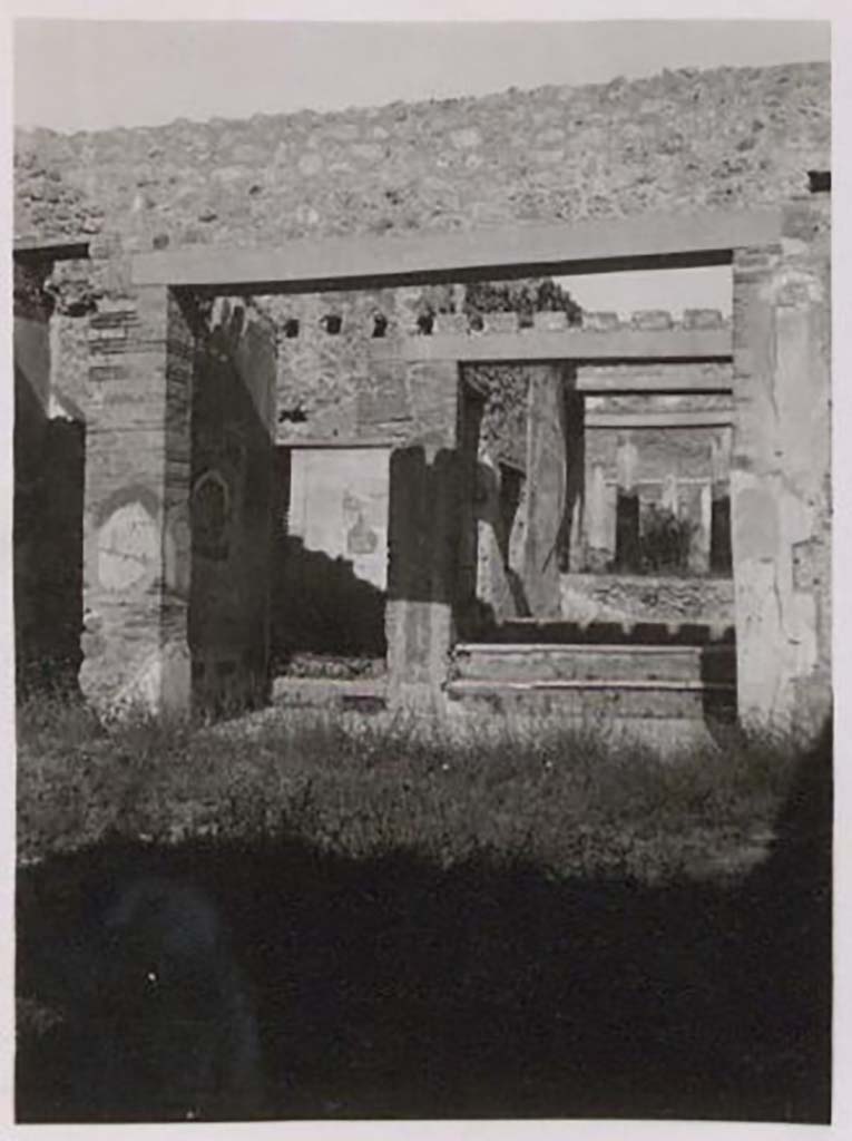 IX.1.22 Pompeii. Pre-1943. Room 7, looking north across atrium towards tablinum. Photo by Tatiana Warscher.
According to Warscher – “Two steps faced with marble on their upper side, divided the tablinum from the peristyle”.
See Warscher, T. Codex Topographicus Pompeianus, IX.1. (1943), Swedish Institute, Rome. (no.118), p. 204.
