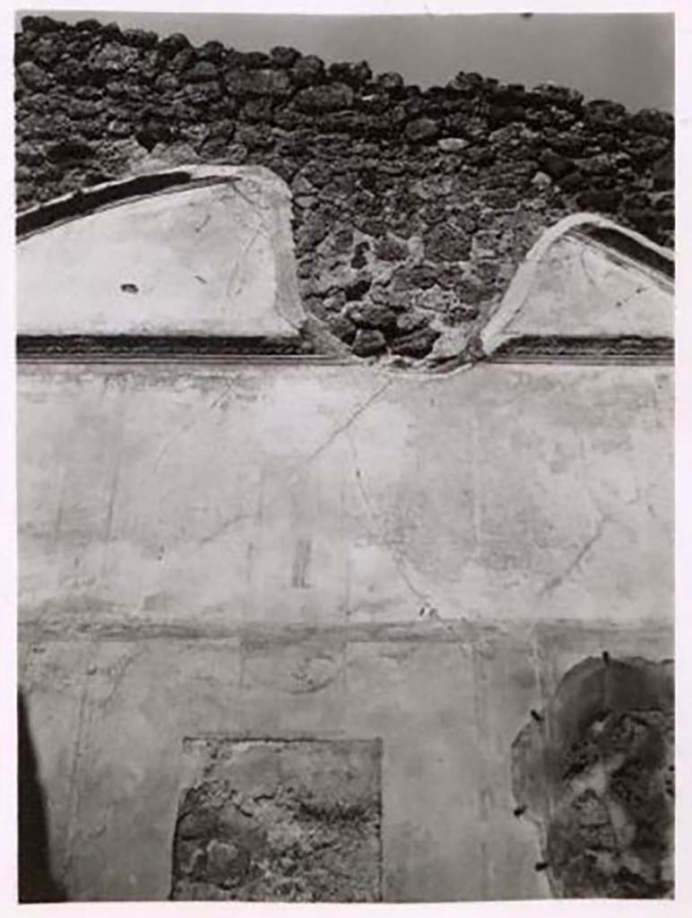 IX.1.22 Pompeii. Pre-1943. Room 10, north wall of oecus. Photo by Tatiana Warscher.
Above the central painting, a painted human figure can be made out.
See Warscher, T. Codex Topographicus Pompeianus, IX.1. (1943), Swedish Institute, Rome. (no.125), p. 215.
