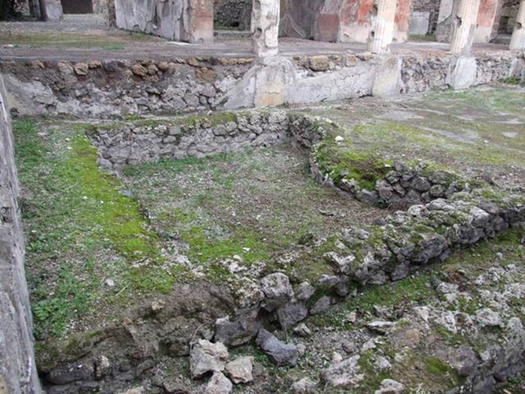 IX.1.22 House of M. Epidi Sabini.  December 2007.  Room 14.  First peristyle.  Looking north across large basin at west end of peristyle.