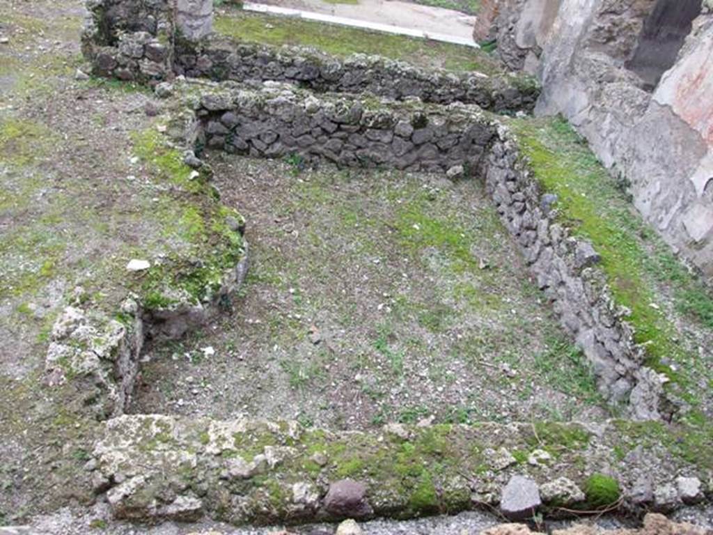 IX.1.22 House of M. Epidi Sabini.  December 2007.  Room 14.  First peristyle.  Looking south across large basin at west end of peristyle.