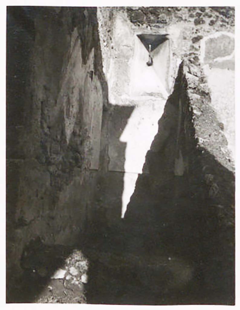 IX.1.22 Pompeii. Pre-1943. Room 15, looking towards east wall with small window giving light to understairs area.
Photo by Tatiana Warscher.
See Warscher, T. Codex Topographicus Pompeianus, IX.1. (1943), Swedish Institute, Rome. (no.147), p. 257.
