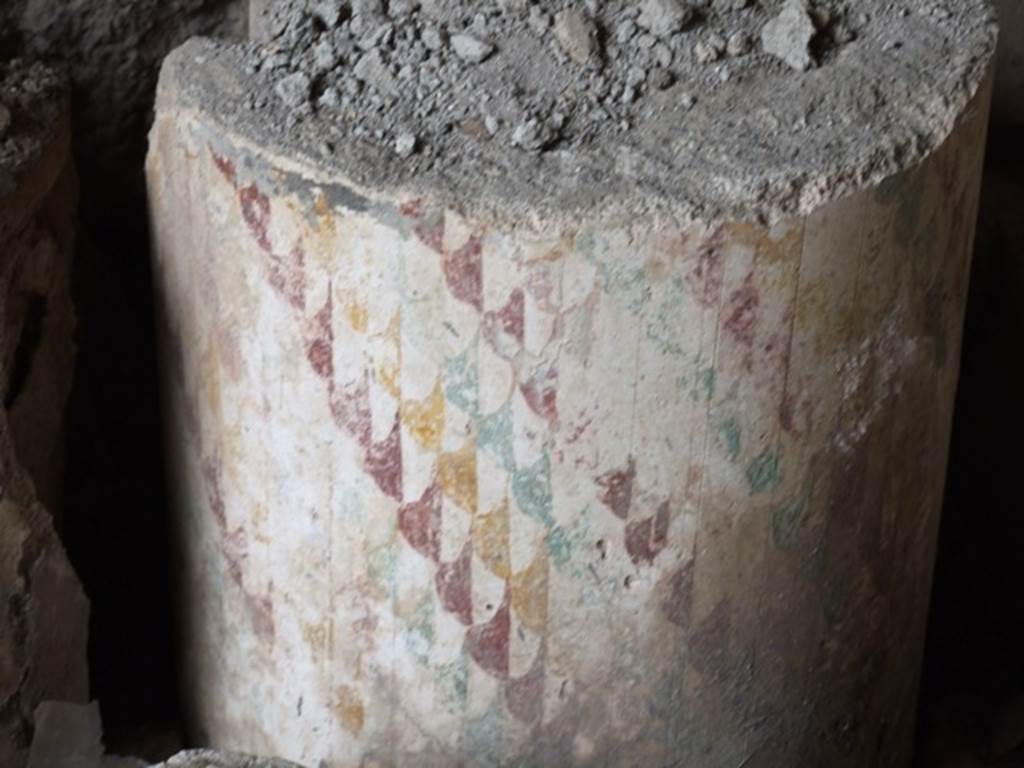 IX.1.22 House of M. Epidi Sabini.  December 2007.  Room 25.  Remains of painted decoration on pedestal or column.