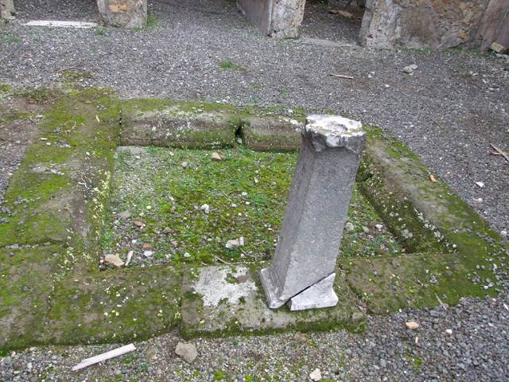 IX.1.22 Pompeii. December 2007. Room 27, impluvium in second atrium.