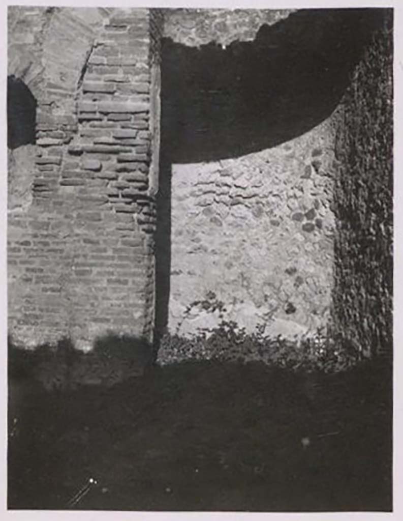 IX.1.22 Pompeii. Pre-1943. 
Room 29, north-east area of private bakery area, next to oven, on left. Photo by Tatiana Warscher.
See Warscher, T. Codex Topographicus Pompeianus, IX.1. (1943), Swedish Institute, Rome. (no.162), p. 278.
