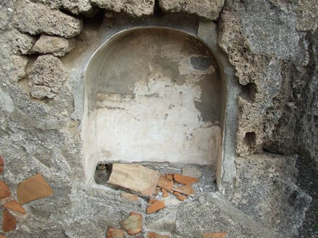 IX.1.22 Pompeii. December 2007. Room 27, second atrium. Lower of the two niches.